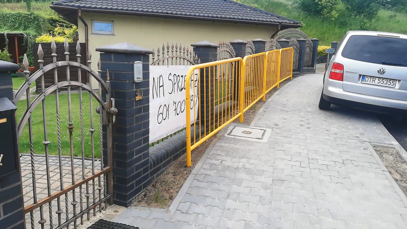 Żółte barierki szokują mieszkańców