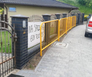 Żółte barierki szokują mieszkańców