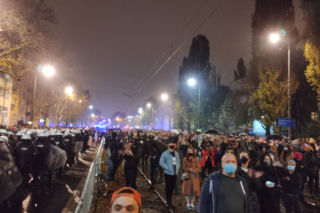 Warszawa: AKTUALIZACJA. Tłumy protestują na Żoliborzu. DOM KACZYŃSKIEGO OTOCZONY!