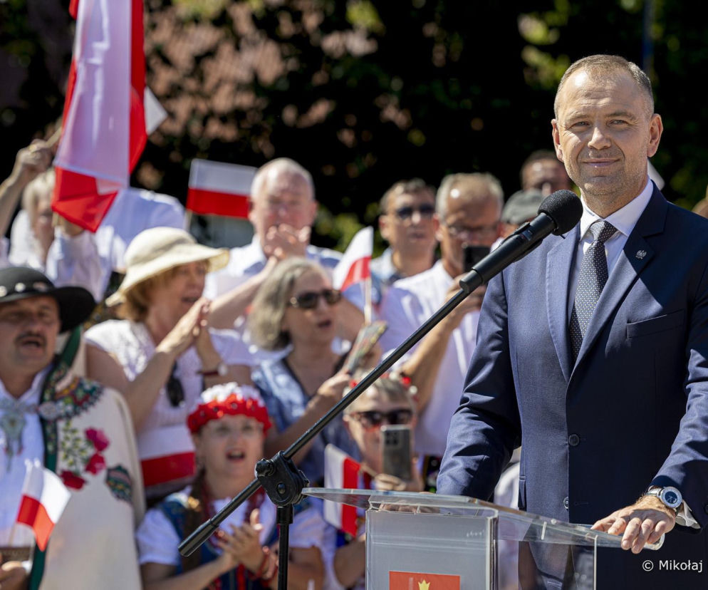 Karol Nawrocki przemawia przy mównicy podczas spotkania. O planach prezydenta na kolejny rok przeczytasz w serwisie Eska.