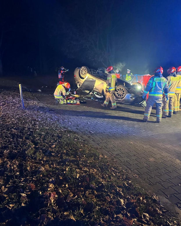 Kędzierzyn-Koźle. Śmiertelny wypadek na ul. Łukasiewicza. Dachowało BMW [ZDJĘCIA]. 
