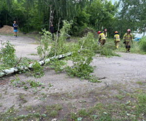 Drzewa na drogach i budynkach. Zniszczone namioty harcerzy. Walka z żywiołem  na Warmii i Mazurach
