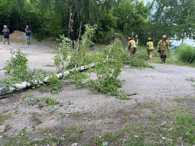 Drzewa na drogach i budynkach. Zniszczone namioty harcerzy. Walka z żywiołem  na Warmii i Mazurach