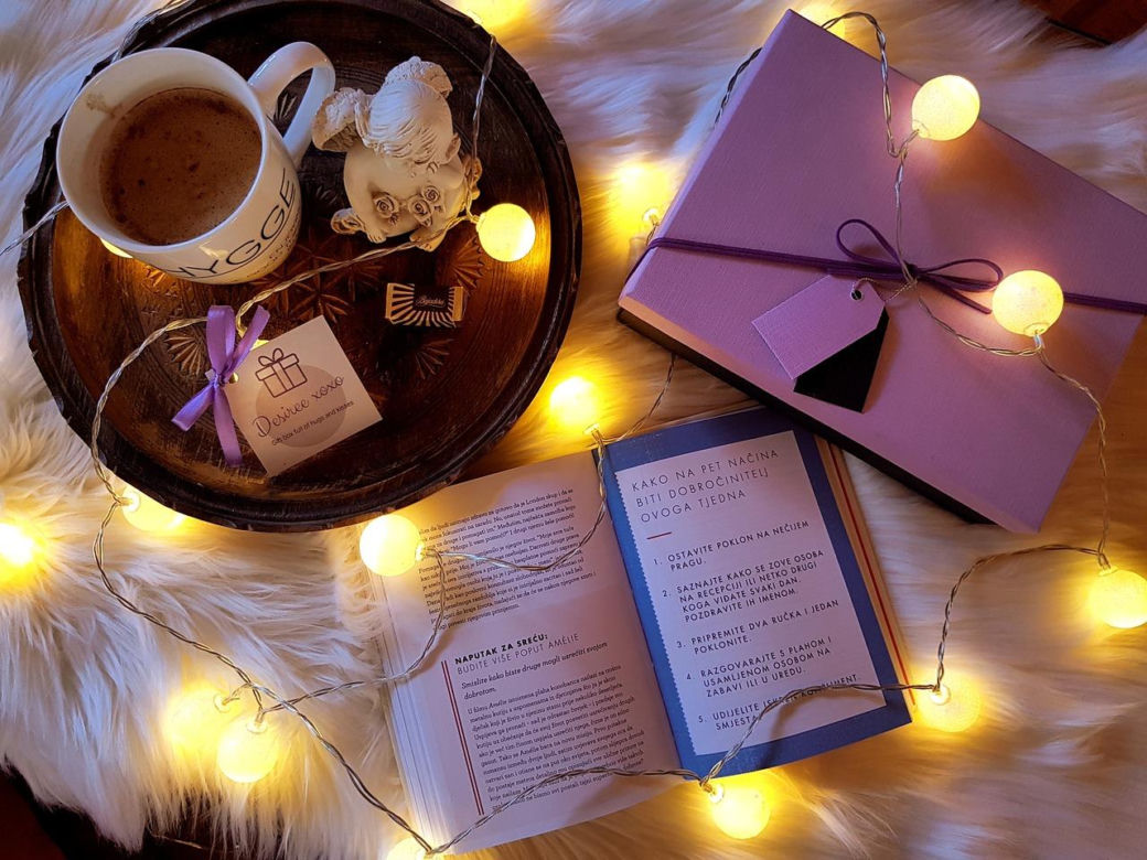 Hygge na święta. Jak świątecznie urządzić salon w stylu hygge? Oto nasze inspiracje