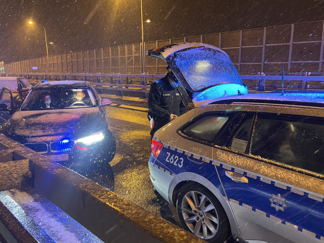 Kierowca audi zatrzymał się dopiero gdy radiowozy zablokowały mu drogę na wiadukcie w Ursusie