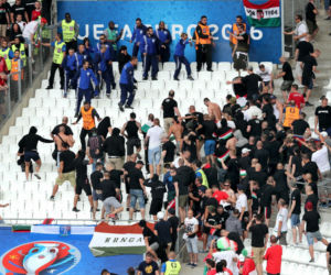 Zadyma kibiców na Euro 2016 podczas meczu Węgier z Islandią