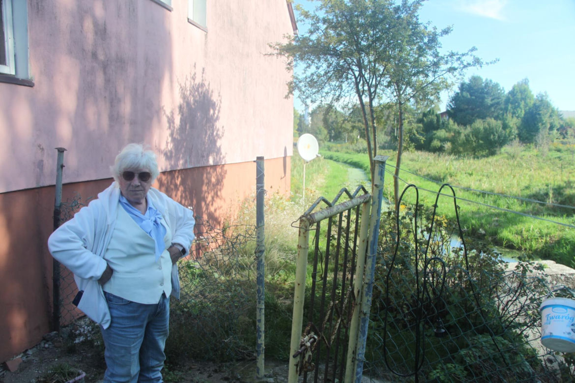 Dziki rów dzieli działkę, a urzędnicy rozkładają ręce. Seniorka drży, że dom osunie się do wody