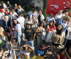 Tłumy w Warszawie! Czekają na koncert Bad Bunny'ego
