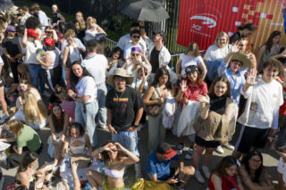 Tłumy w Warszawie! Czekają na koncert Bad Bunny'ego
