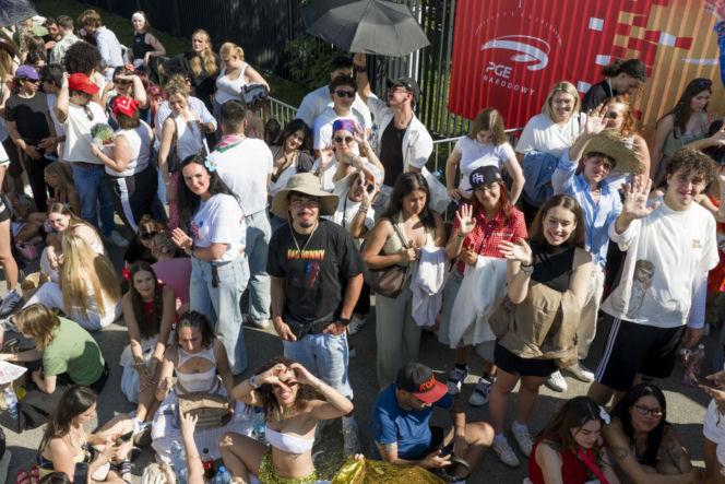 Tłumy w Warszawie! Czekają na koncert Bad Bunny'ego