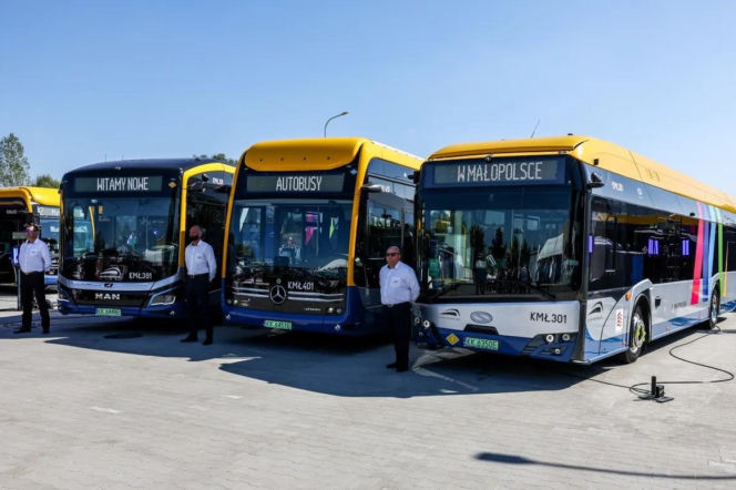 Trzy nowoczesne autobusy MLD na parkingu. O nowych ekologicznych pojazdach przeczytasz na Eska Nowy-Sącz.