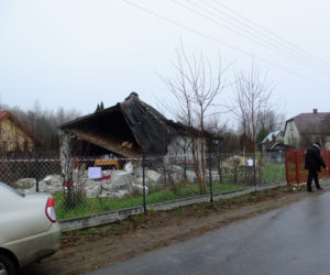TO CUD ZE MIESZKAJĄCY W TYM DOMU 77-LATEK PRZEŻYŁ. WYBUCH GAZU ZŁOŻYŁ BUDYNEK JAK DOMEK Z KART