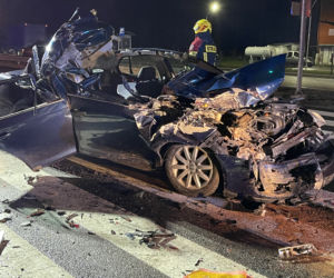 Koszmar pod Piasecznem. Auto kompletnie zmiażdżone po starciu z tirem