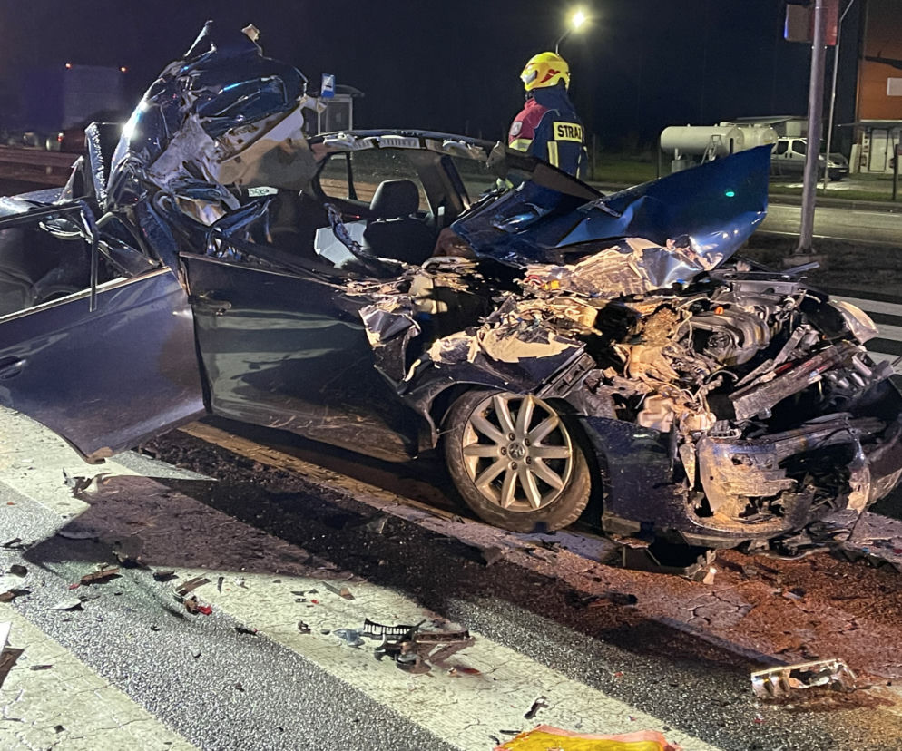 Koszmar pod Piasecznem. Auto kompletnie zmiażdżone po starciu z tirem