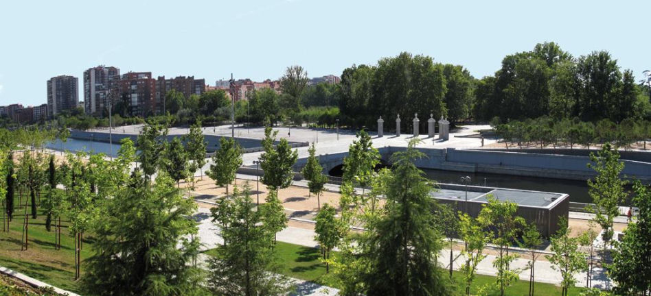 Ogrody Puente de Segovia; najstarszy madrycki most, zbudowany w 2 połowie XVI wieku według projektu Juana da Herrera był do niedawna niedostępny dla turystów - od centrum odcinała o ruchliwa obwodnica