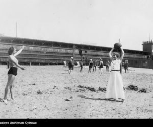 Jak dawniej wyglądało plażowanie? Te zdjęcia to prawdziwe perełki! [GALERIA]