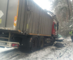 Czołowe zderzenie samochodu osobowego z ciężarówką