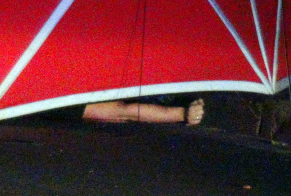 Drogowy horror w Kobyłce. Rozwalili kabriolet na słupie. Dwie osoby nie żyją