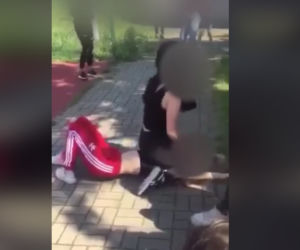 Bójka uczennic przed szkołą w Częstochowie. Przeproś k***a, bo w ryj dostaniesz! W tle śmiech