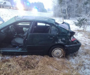 Wypadek na DK 65. Dachowanie bmw niedaleko miejscowości Zalesie [ZDJĘCIA]