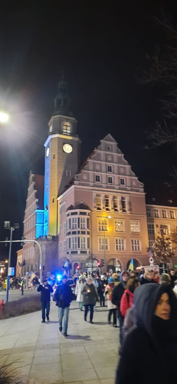Olsztyn. Demonstracja przeciwko wojnie na Ukrainie. Ludzie nieśli znicze i flagi [ZDJĘCIA]