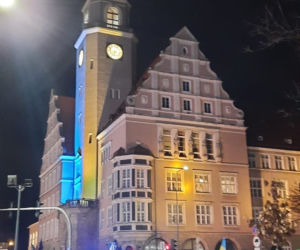 Olsztyn. Demonstracja przeciwko wojnie na Ukrainie. Ludzie nieśli znicze i flagi [ZDJĘCIA]