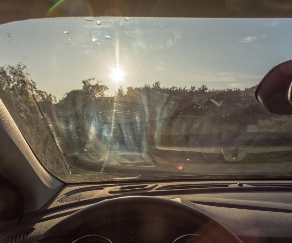 Smugi na szybie w aucie