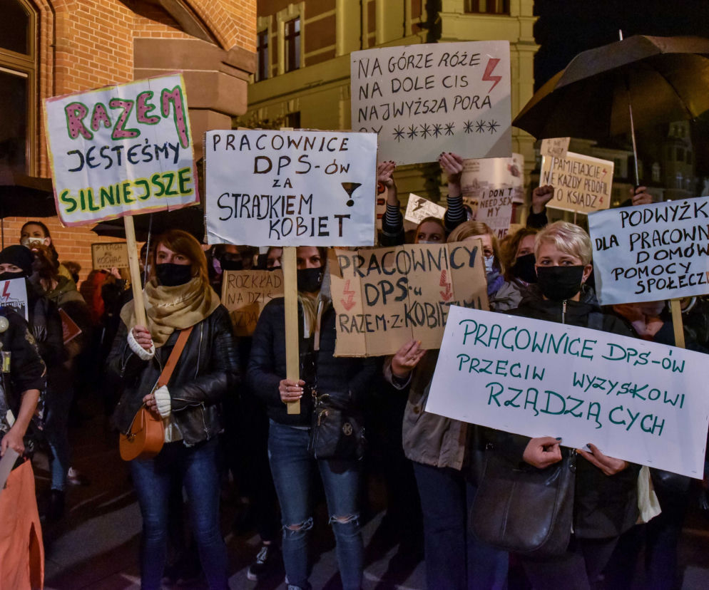 Strajk kobiet w Toruniu. Tańce, straż pod kościołem i wiele więcej - środa (28.10.2020)