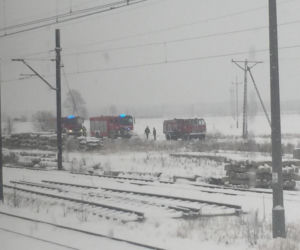 Pociąg relacji Warszawa-Zakopane utonął w polu. Błyskawiczna akcja. Pomogli strażacy