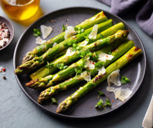 Szparagi z grilla wychodzą idealne – wystarczy jeden prosty trik przed położeniem na ruszt