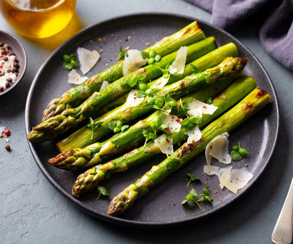 Szparagi z grilla wychodzą idealne – wystarczy jeden prosty trik przed położeniem na ruszt