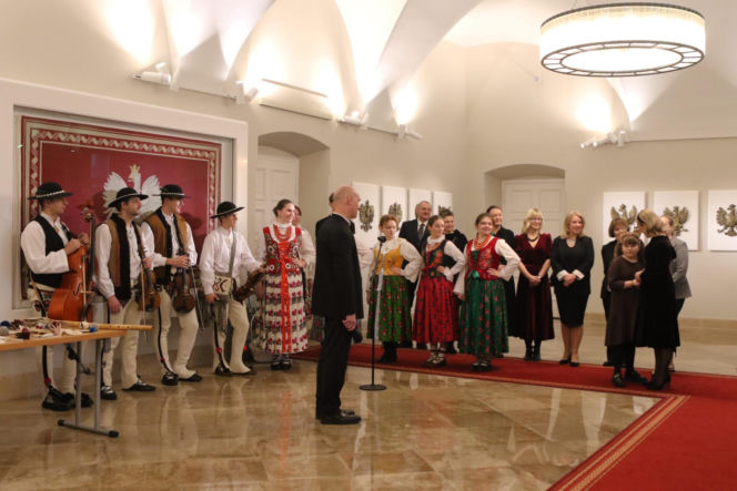 W Pałacu Prezydenckim już święta. Marta Nawrocka z rodziną ubierała choinkę