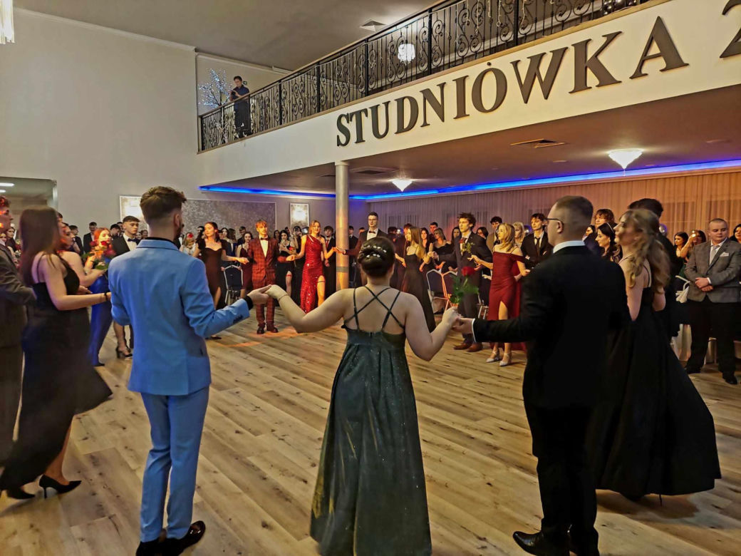 Dwa polonezy na studniówce bydgoskiej Handlówki. W jednym pomogli nauczyciele