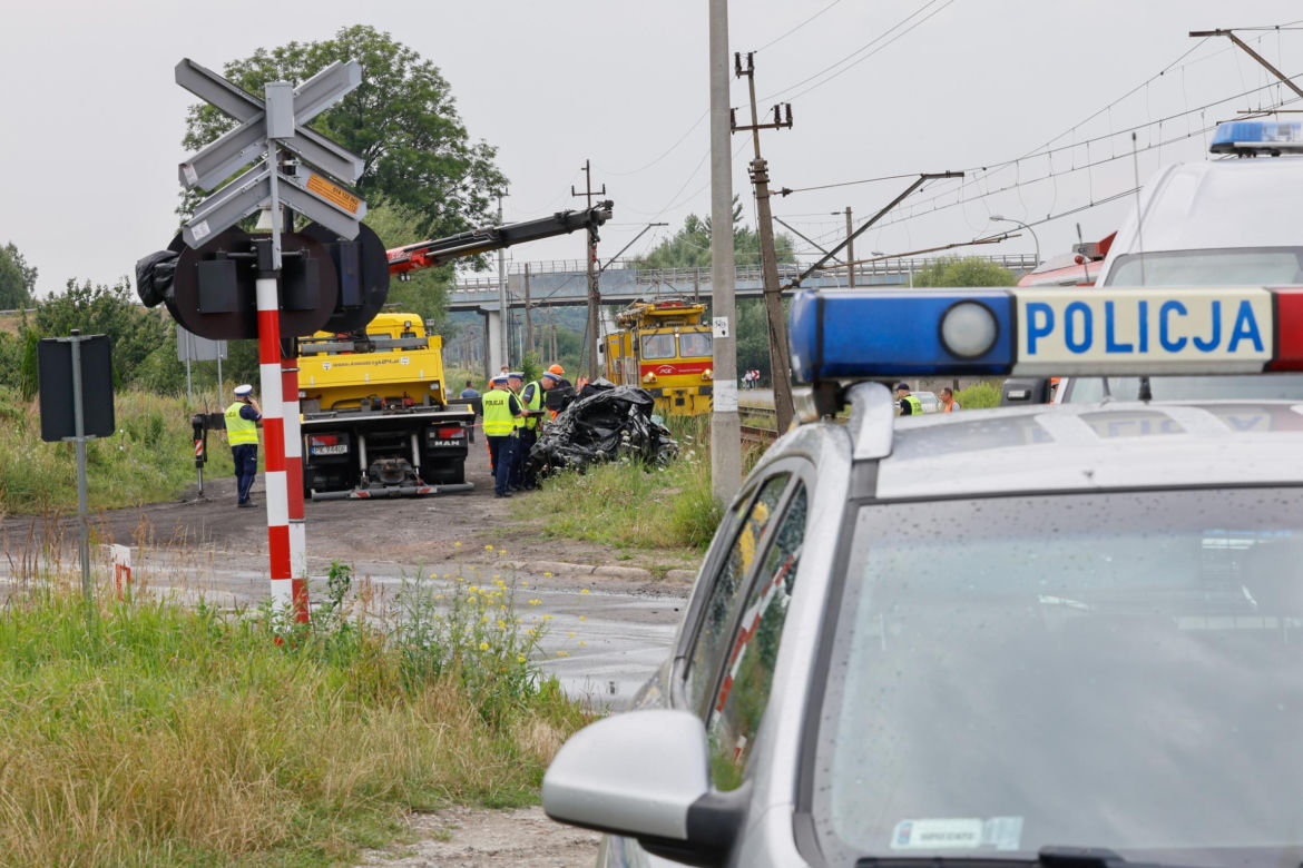 Dramat w Wielkopolsce. Samochód wjechał wprost pod pociąg