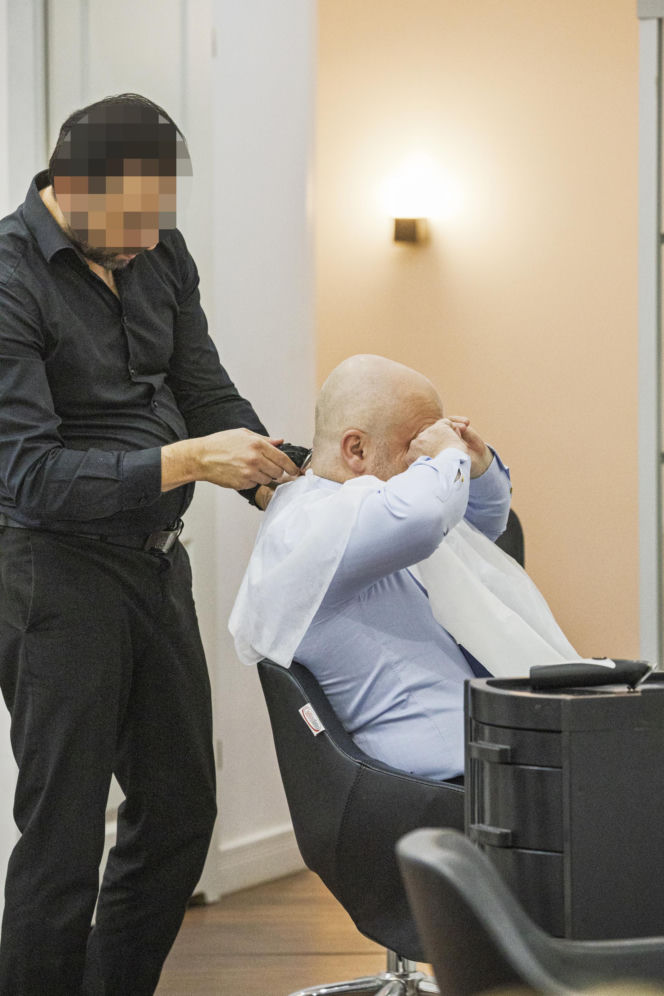 Paweł Kowal u fryzjera