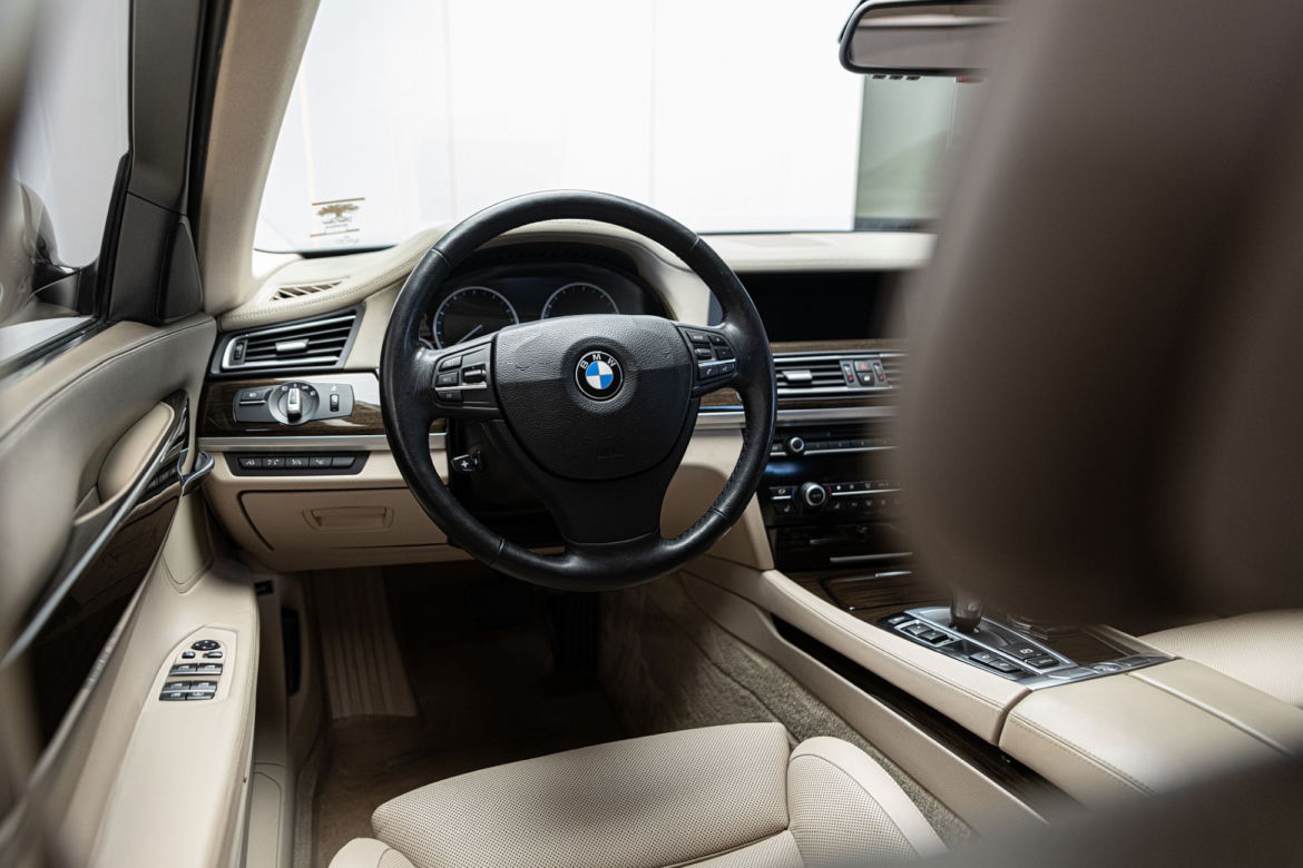 Robert Burneika jeździ wycackanym BMW 750Li