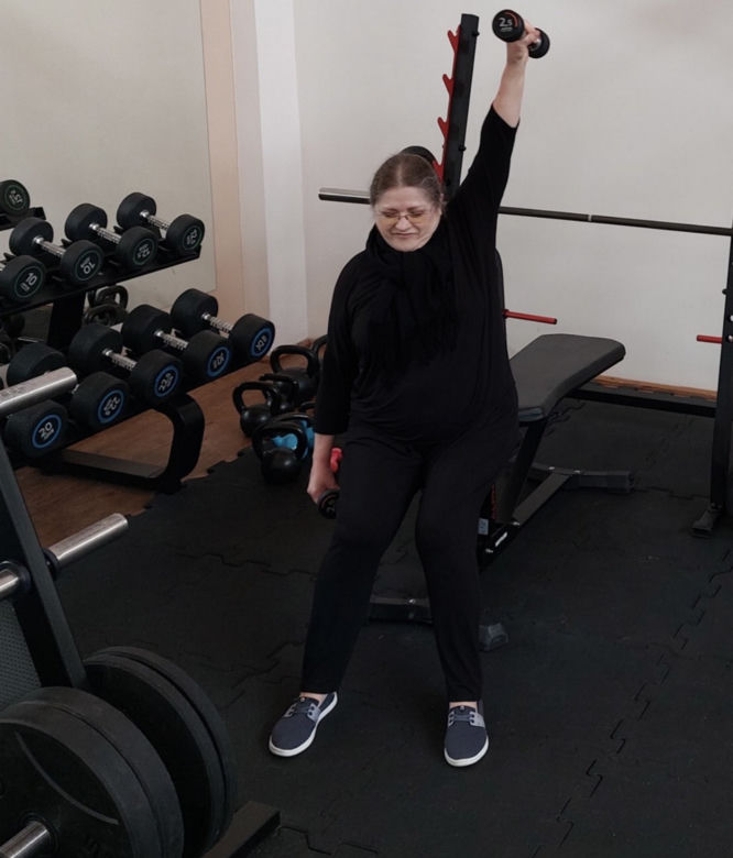 Krystyna Pawłowicz robi rzeźbę na wiosnę