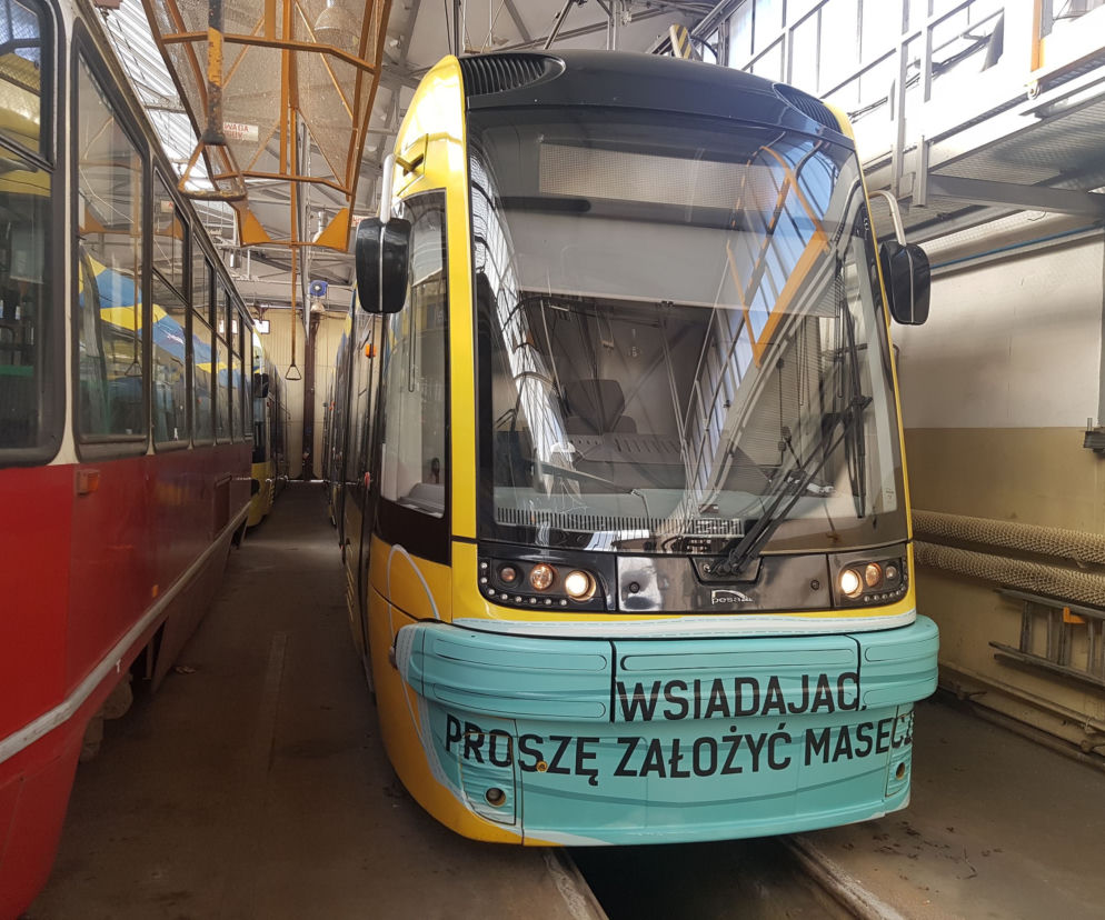 Toruński tramwaj w maseczce