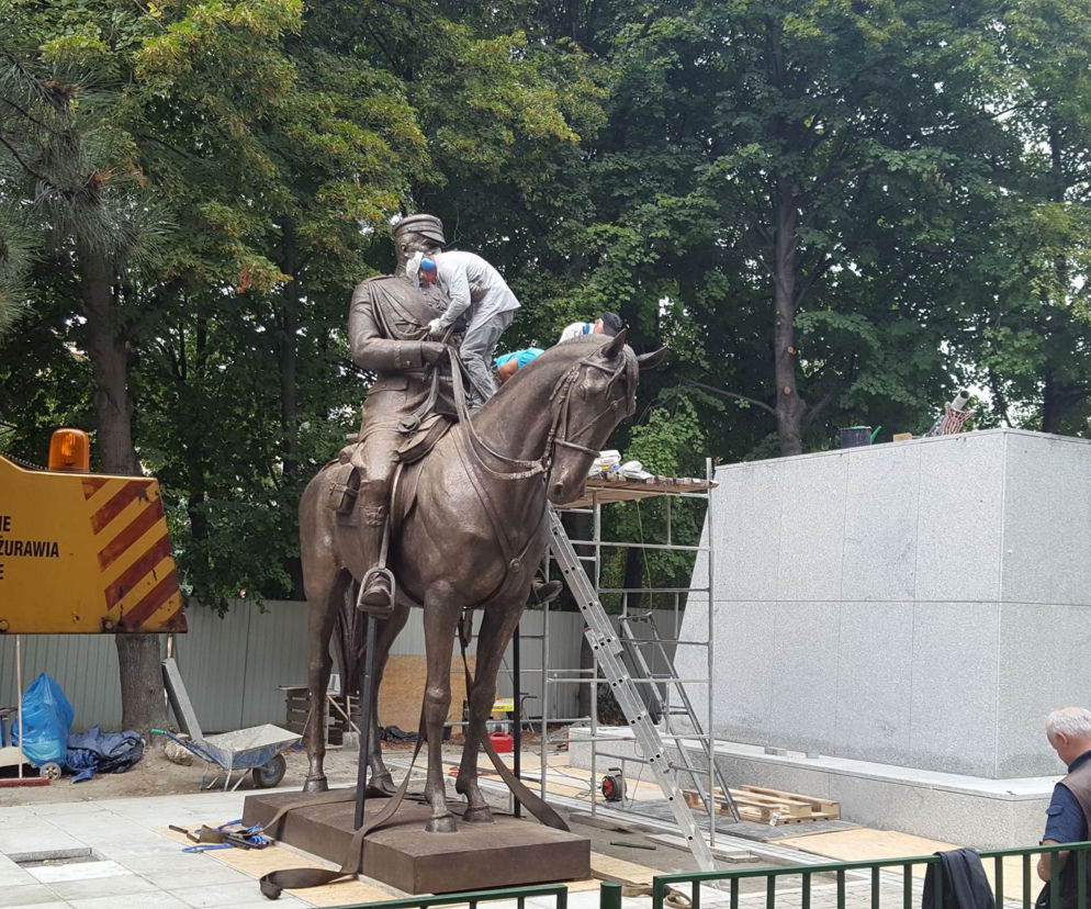 Trwa montaż pomnika marszałka Piłsudskiego