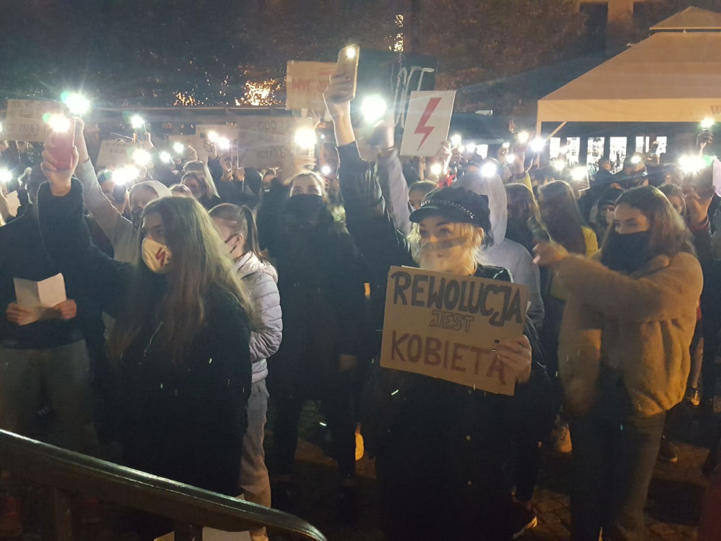  Skandowano, skakano i śpiewano... Kolejny "Strajk Kobiet" w Lesznie