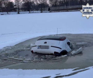 Film z internetu uruchomił służby. Auto odnalezione pod lodem