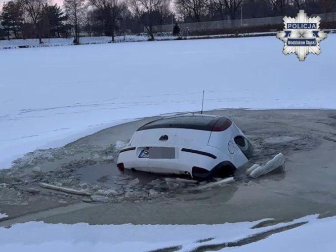W Wodzisławiu zatonęło auto w jeziorze