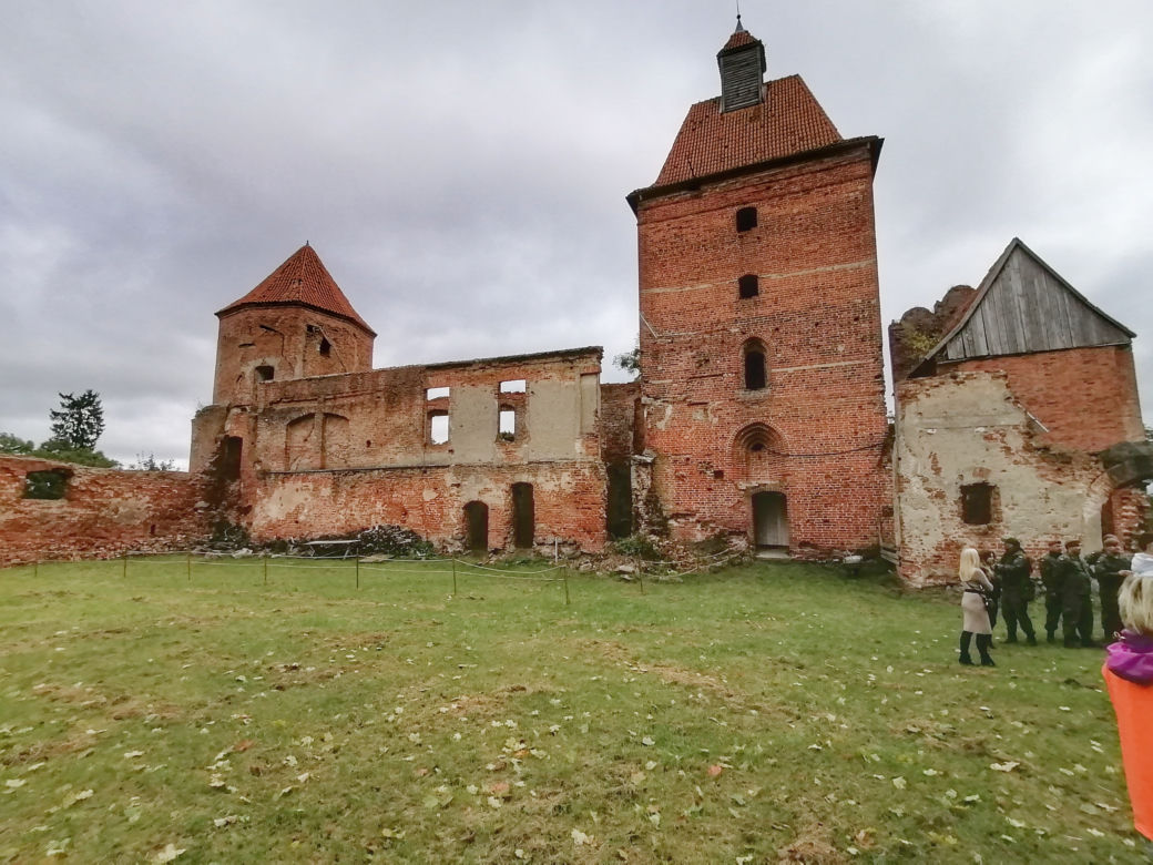 Pomarańczowi rowerzyści najechali zamek w Szymbarku