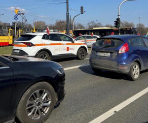 4 osoby ranne po zderzeniu autobusu z tramwajem na rondzie Waszyngtona w Warszawie