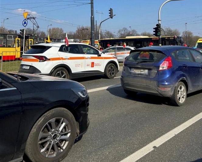 4 osoby ranne po zderzeniu autobusu z tramwajem na rondzie Waszyngtona w Warszawie