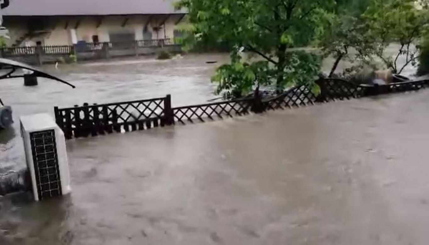 Powódź w Bielsku-Białej. Ulice zamienił się w rzeki. Zalane auta i posesje 