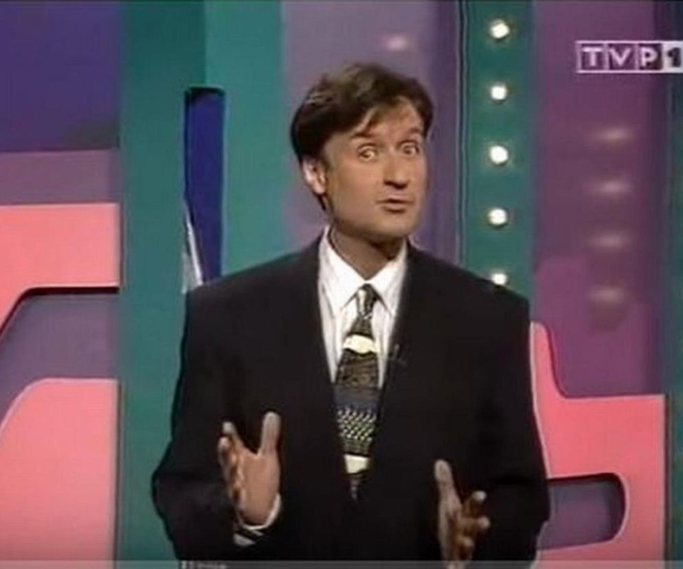 Jacek Kawalec jako prowadzący program Randka w ciemno w TVP1. O losach aktora po sukcesie show przeczytasz w Mediateka.