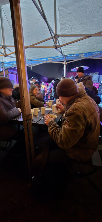 Wigilia w Coffee House Waryńskiego 19. Święty Mikołaj przyszedł do potrzebujących wsparcia