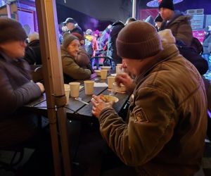 Wigilia w Coffee House Waryńskiego 19. Święty Mikołaj przyszedł do potrzebujących wsparcia