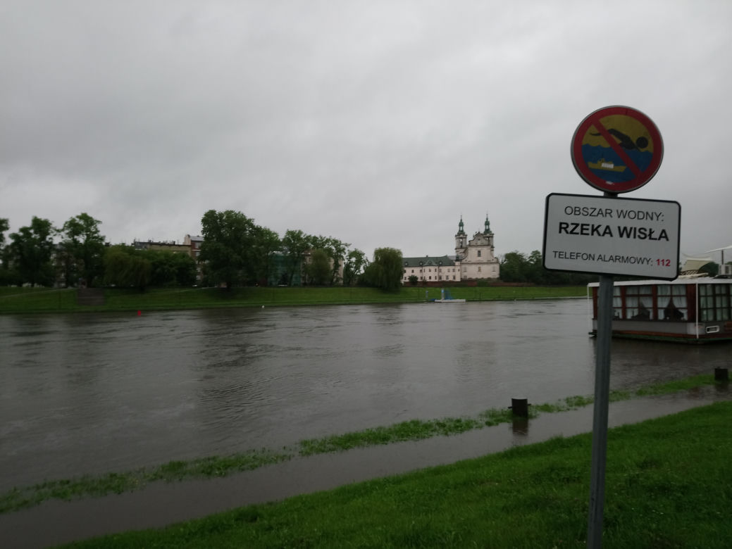 Ulewy w Krakowie 23.05.2019: Wylała Wisła, zalane są bulwary